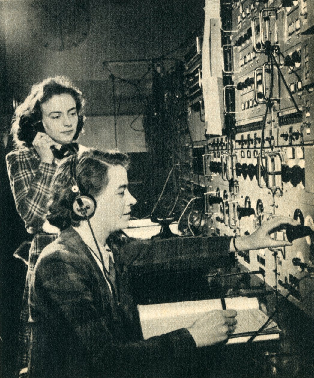 Kvinder har overtaget mænds job. BBC kontrolrum som et program går i luften 1942. af Unbekannt