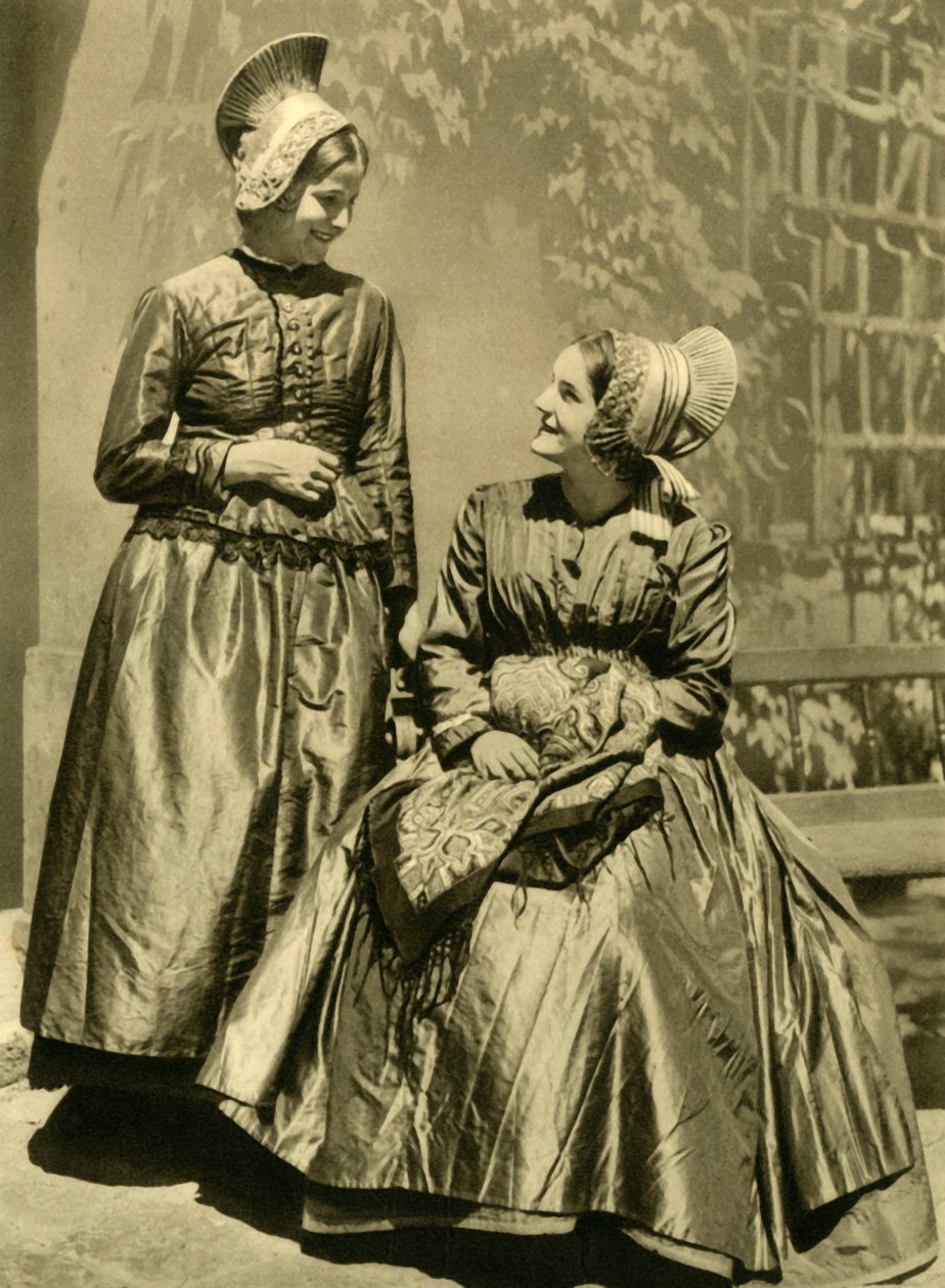 Kvinder i traditionelle dragter, Niederösterreich, c1935. af Unbekannt