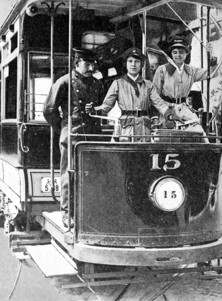 Kvinder lærer at køre sporvogn, 1917, 1936 af Unbekannt