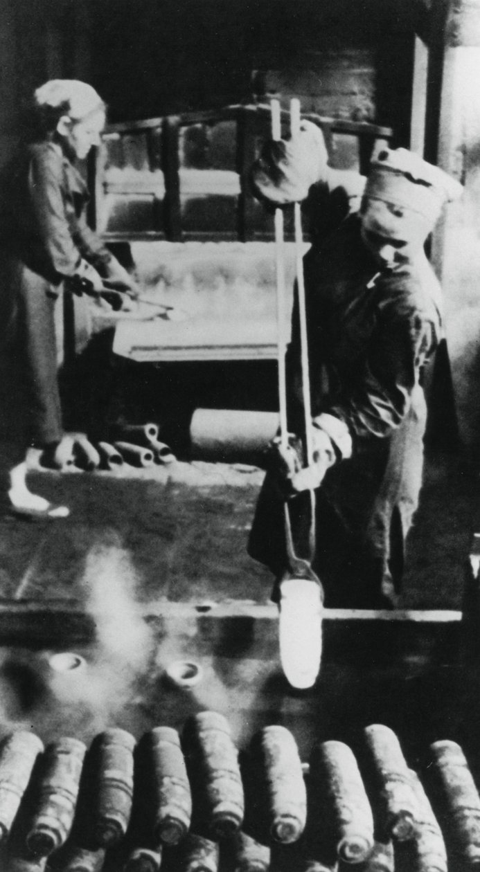 Kvinder, der fremstiller skalhylstre på en russisk fabrik, Anden Verdenskrig, 1943 af Unbekannt