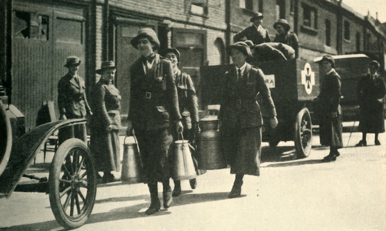 Kvindelige reservister leverer mælk til et hospital, Første Verdenskrig, c1914-1918, c1920. af Unbekannt