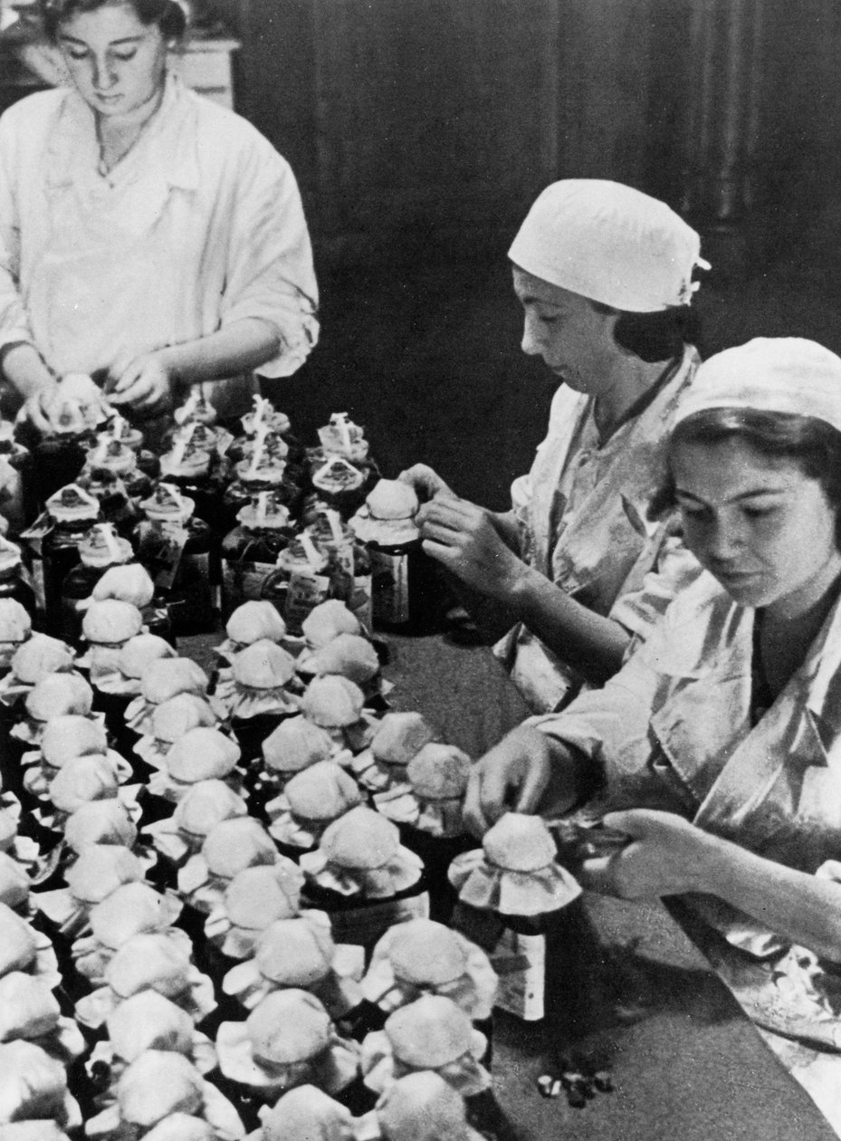 Kvinder forsegler flasker med doneret blod, Anden Verdenskrig, Moskva, 1941 af Unbekannt