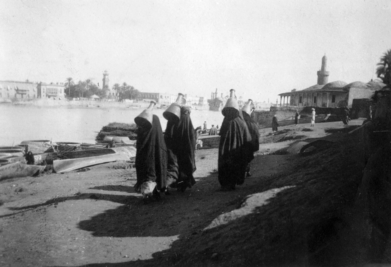 Kvindelige vandskibe, Tigris-floden, Bagdad, Irak, 1917-1919 af Unbekannt