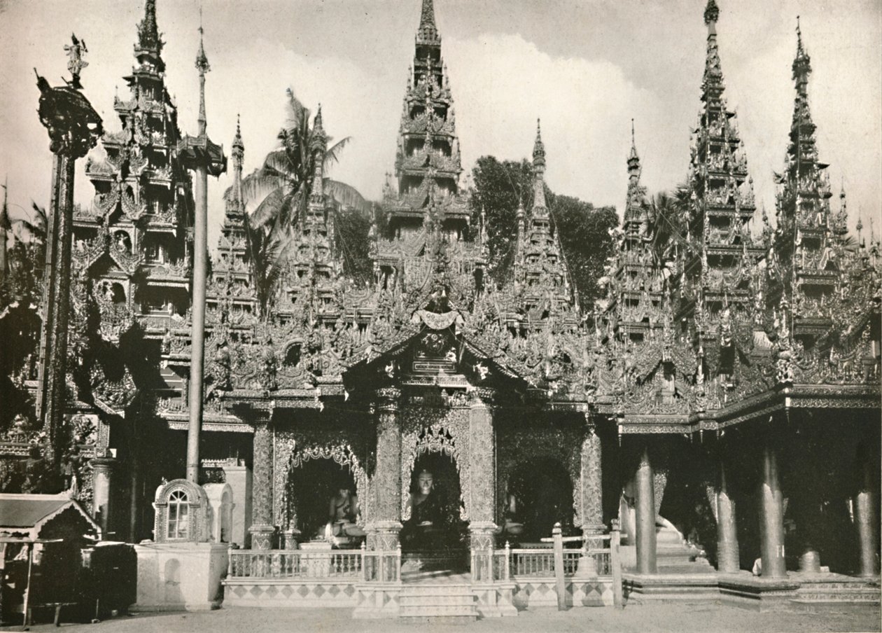 Træudskårne helligdomme med glasmosaikværk ved Shwedagon Pagoda, Yangon, 1900. af Unbekannt