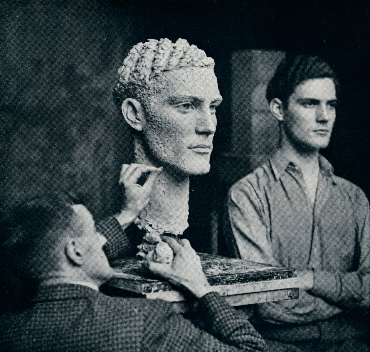 Arbejder på et portræt af Mr. Duncan Guthrie, c1935 af Unbekannt