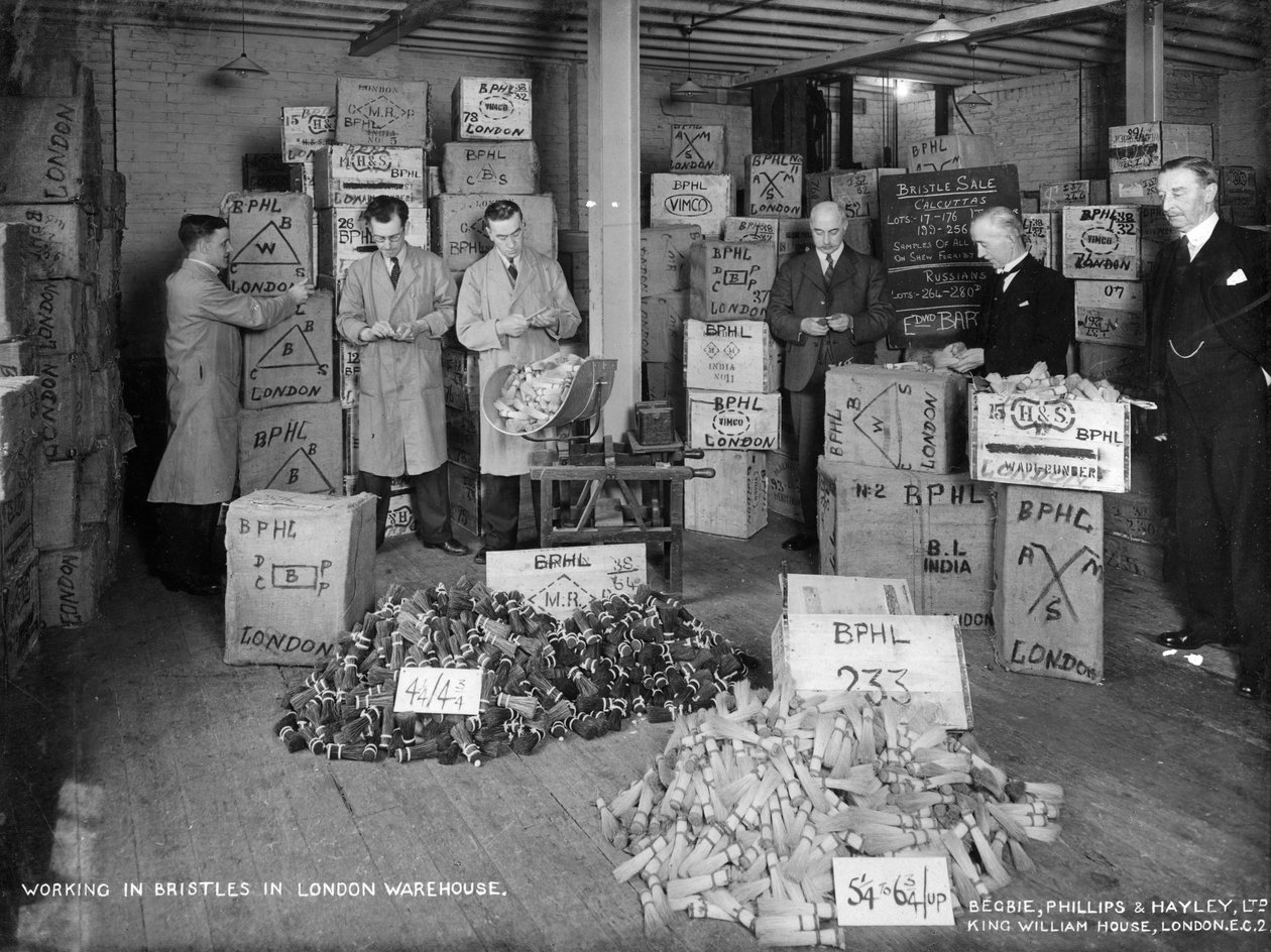Arbejder med børster i et lager, London, 1938 af Unbekannt