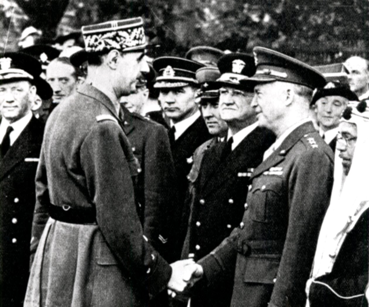 Anden verdenskrig: De Gaulle hilser på Eisenhower, 1944 af Unbekannt