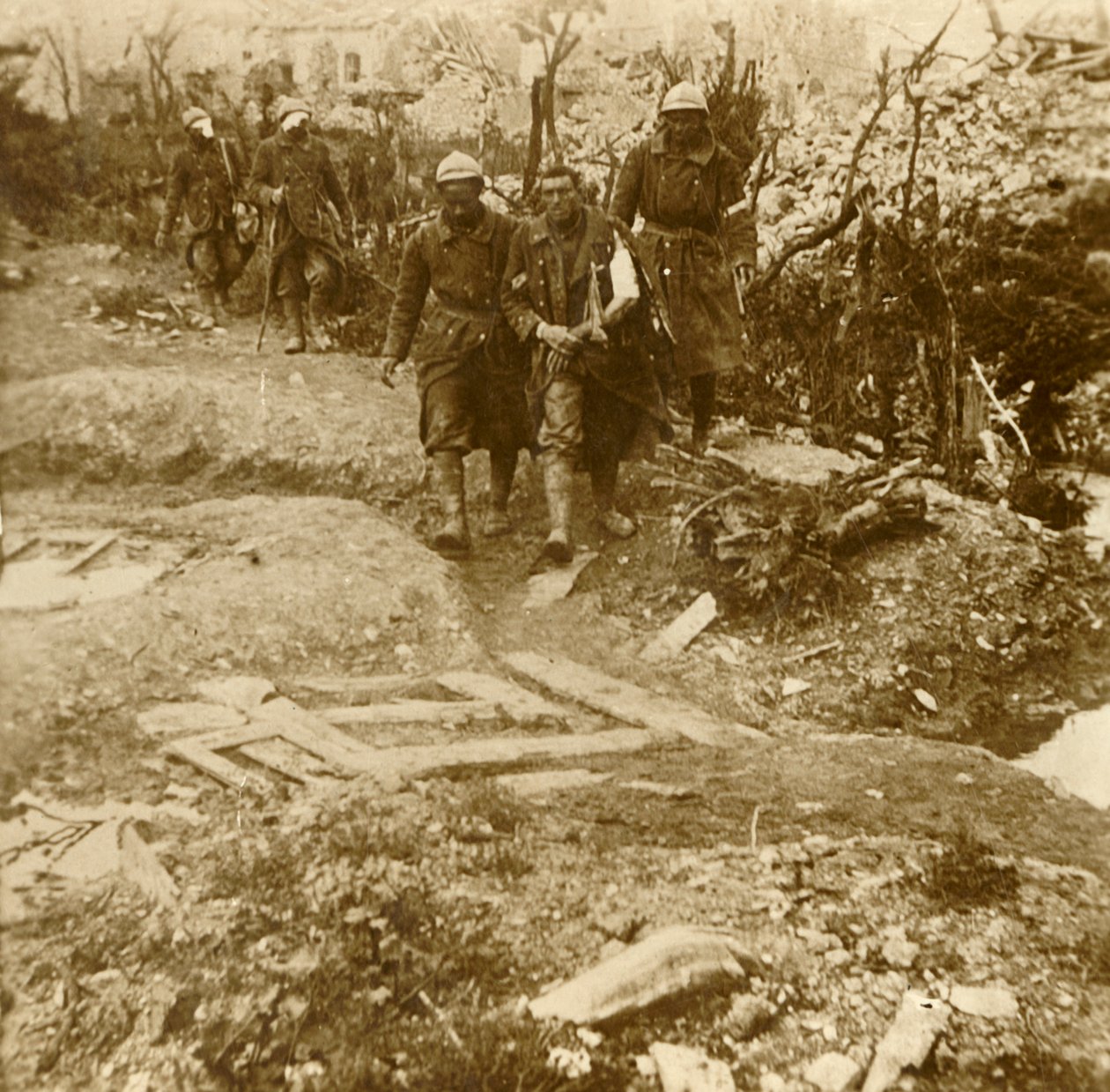 Sårede franske infanterister ankommer til Chateau dEsnes, Verdun, Nordfrankrig, 1916 af Unbekannt