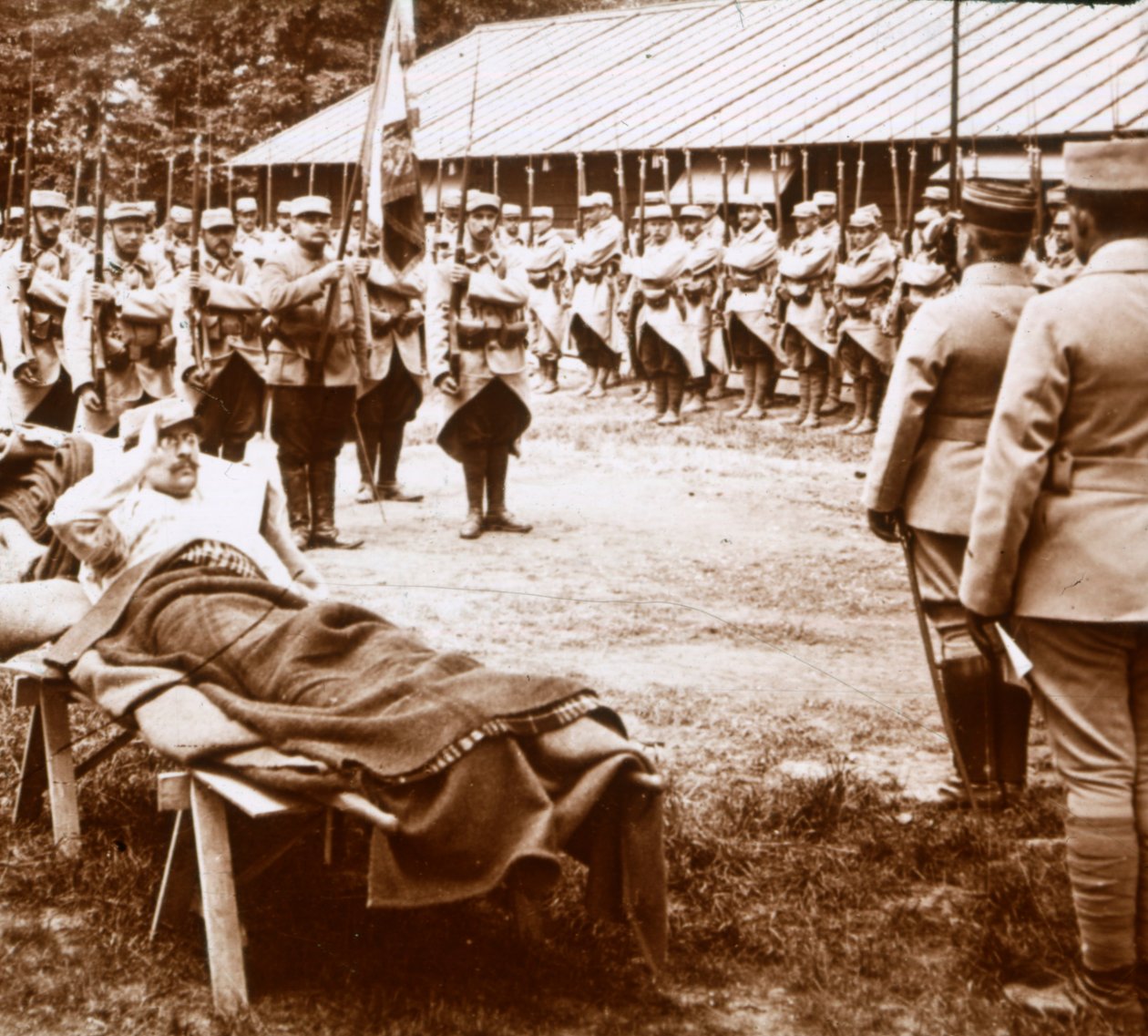 Såret officer hylder flaget, c1914-c1918 af Unbekannt