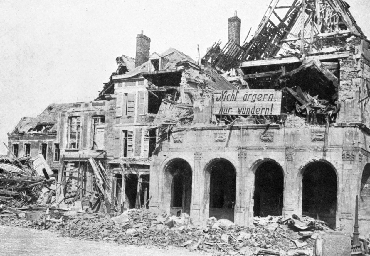 Ødelagt bygning, Grande Place, Peronne, Frankrig, Første Verdenskrig, 1917, c1920 af Unbekannt
