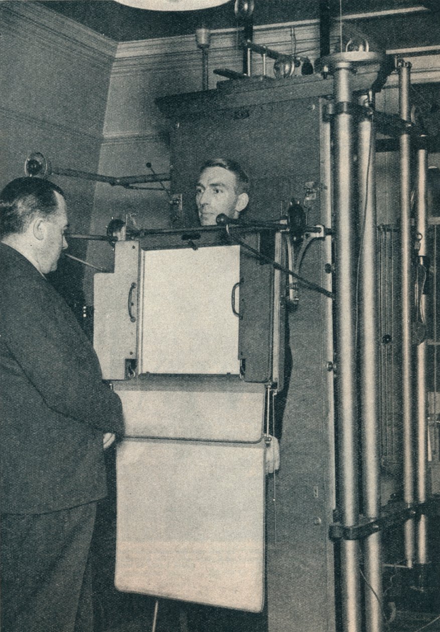 Røntgenapparat brugt til undersøgelse af formodede tilfælde af hjerte- eller lungesygdom, c1935 c1937 af Unbekannt