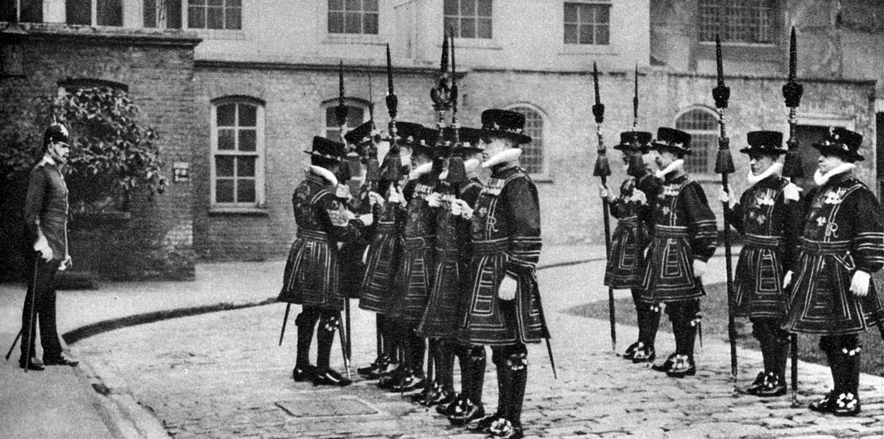 Yeomen Warders på parade ved Tower of London, 1926-1927 af Unbekannt