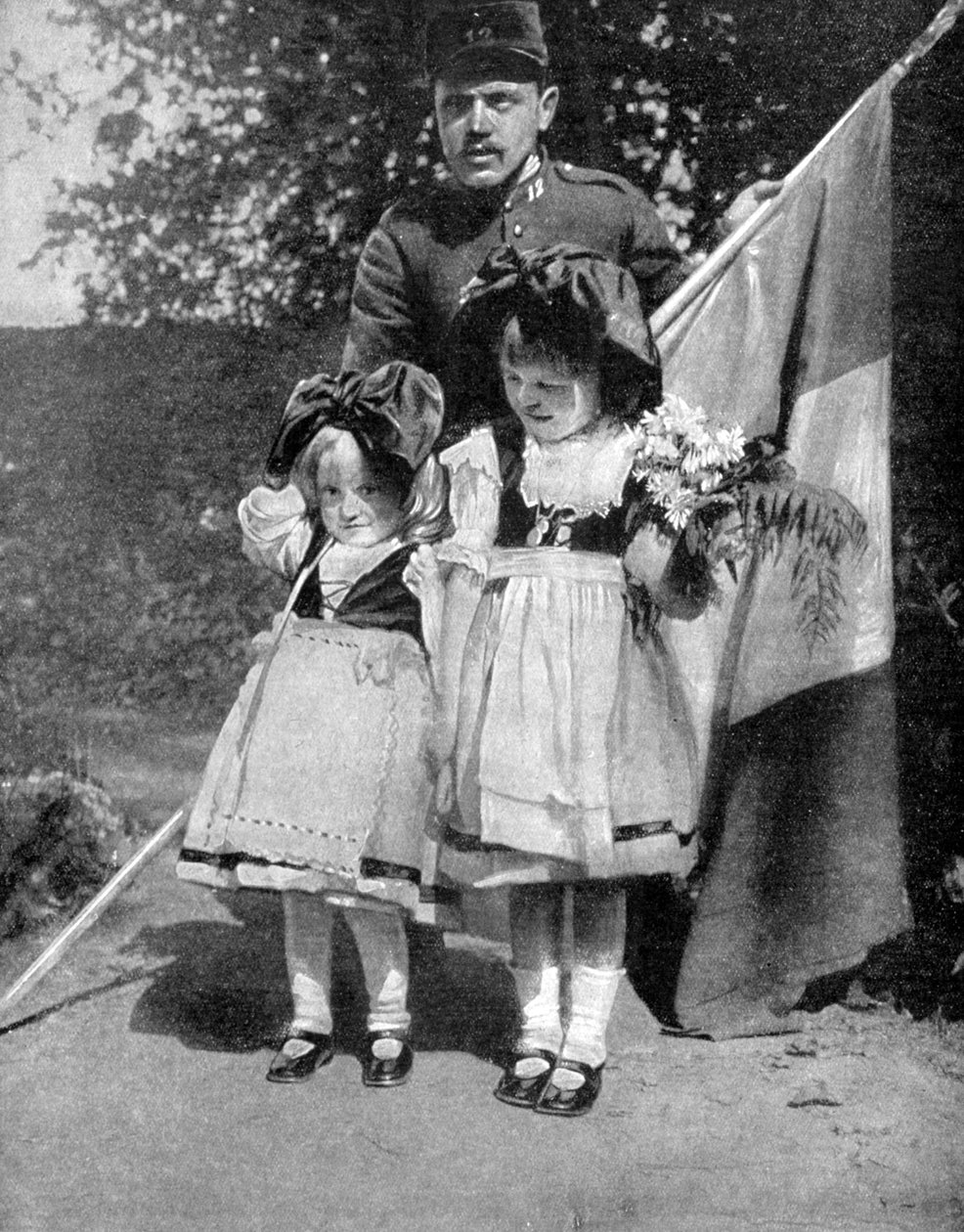 Unge Alsace børn i traditionel dragt med en fransk soldat, Første Verdenskrig, 1915 af Unbekannt
