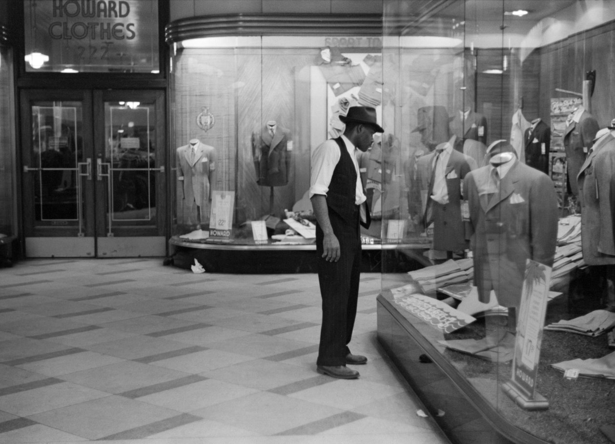 Young Man Window Shopping, USA, ca. 1941 (s/h-billede) af Unbekannt