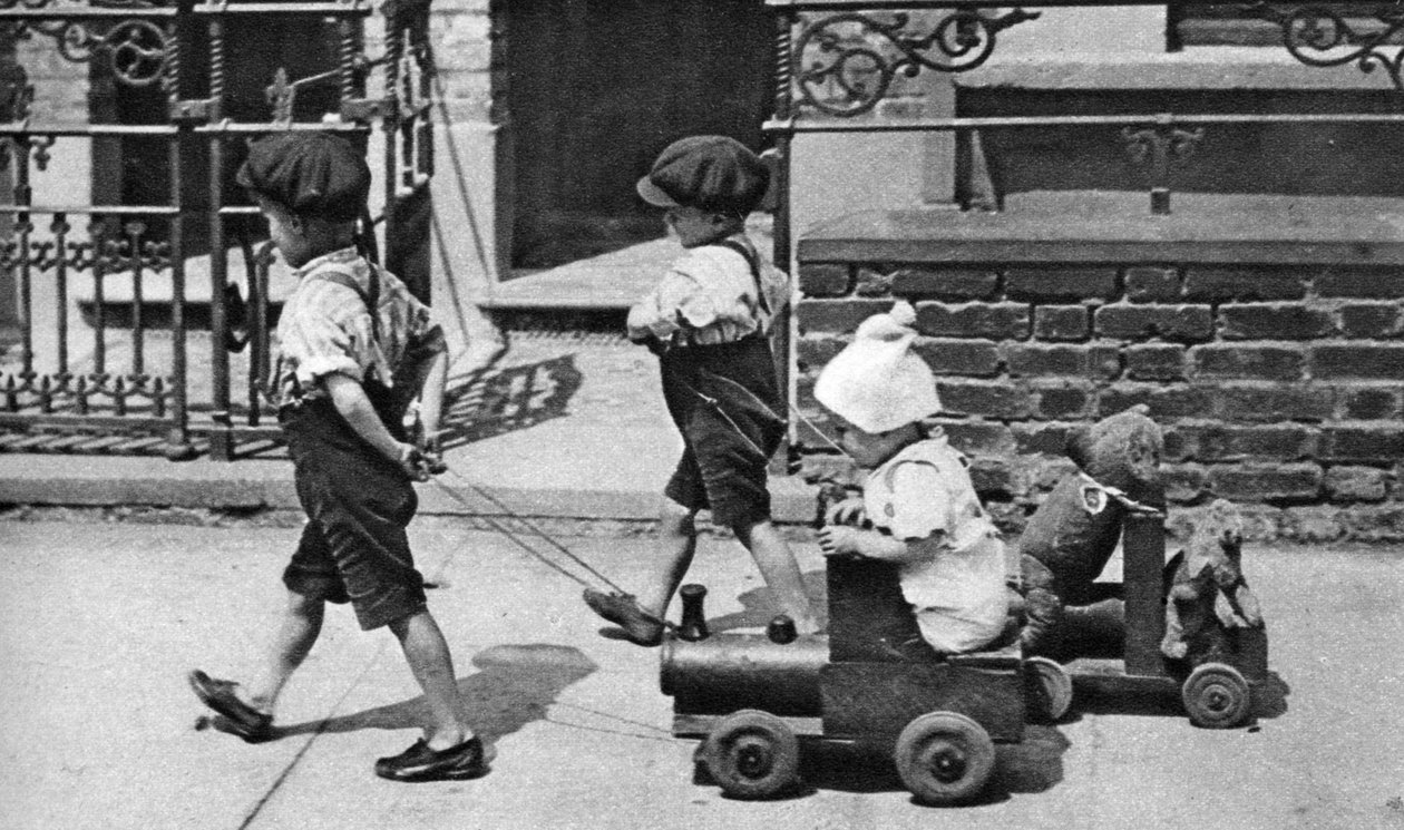 Små børn leger på gaden, London, 1926-1927 af Unbekannt