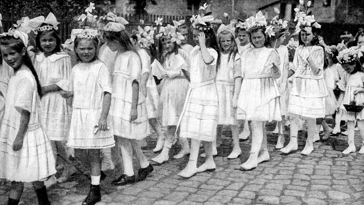 Unge piger ved en kirkefestival, Berlin, Tyskland, 12922 af Unbekannt
