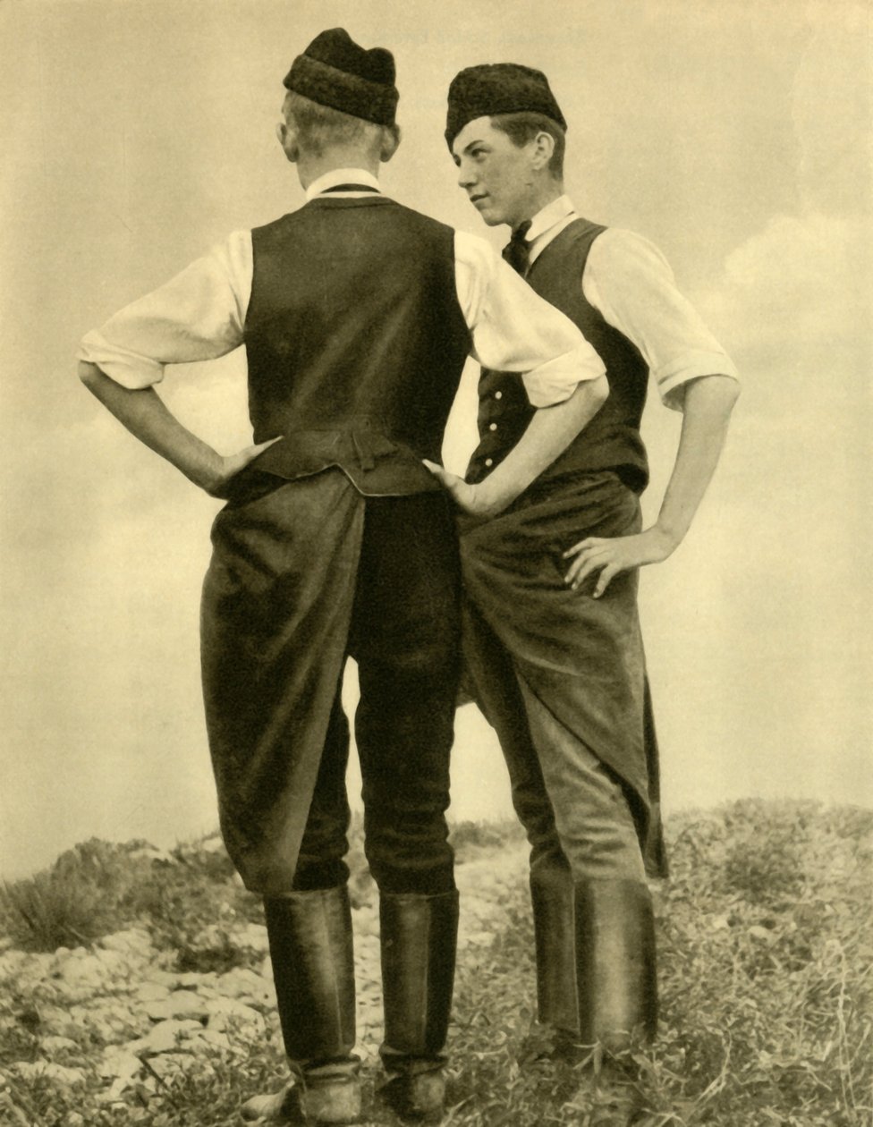 Unge mænd i traditionel kostume, Burgenland, Østrig, c1935. af Unbekannt