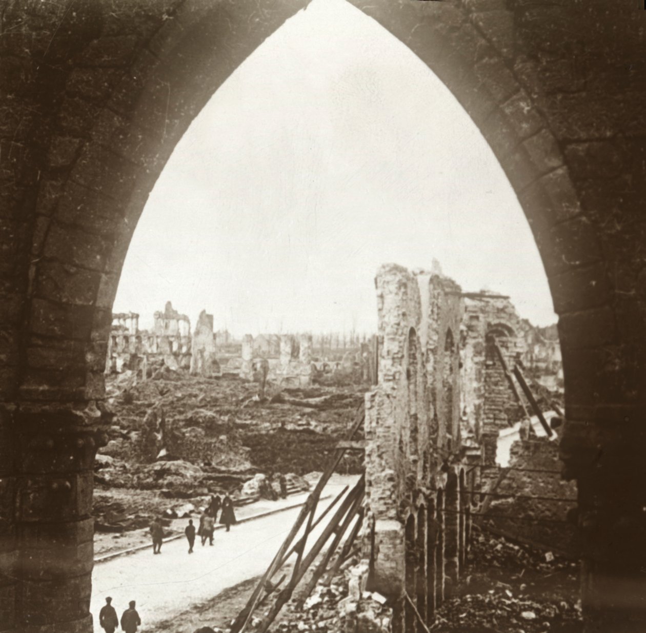 Ypres i ruiner, Flandern, Belgien, c1914-c1918 af Unbekannt