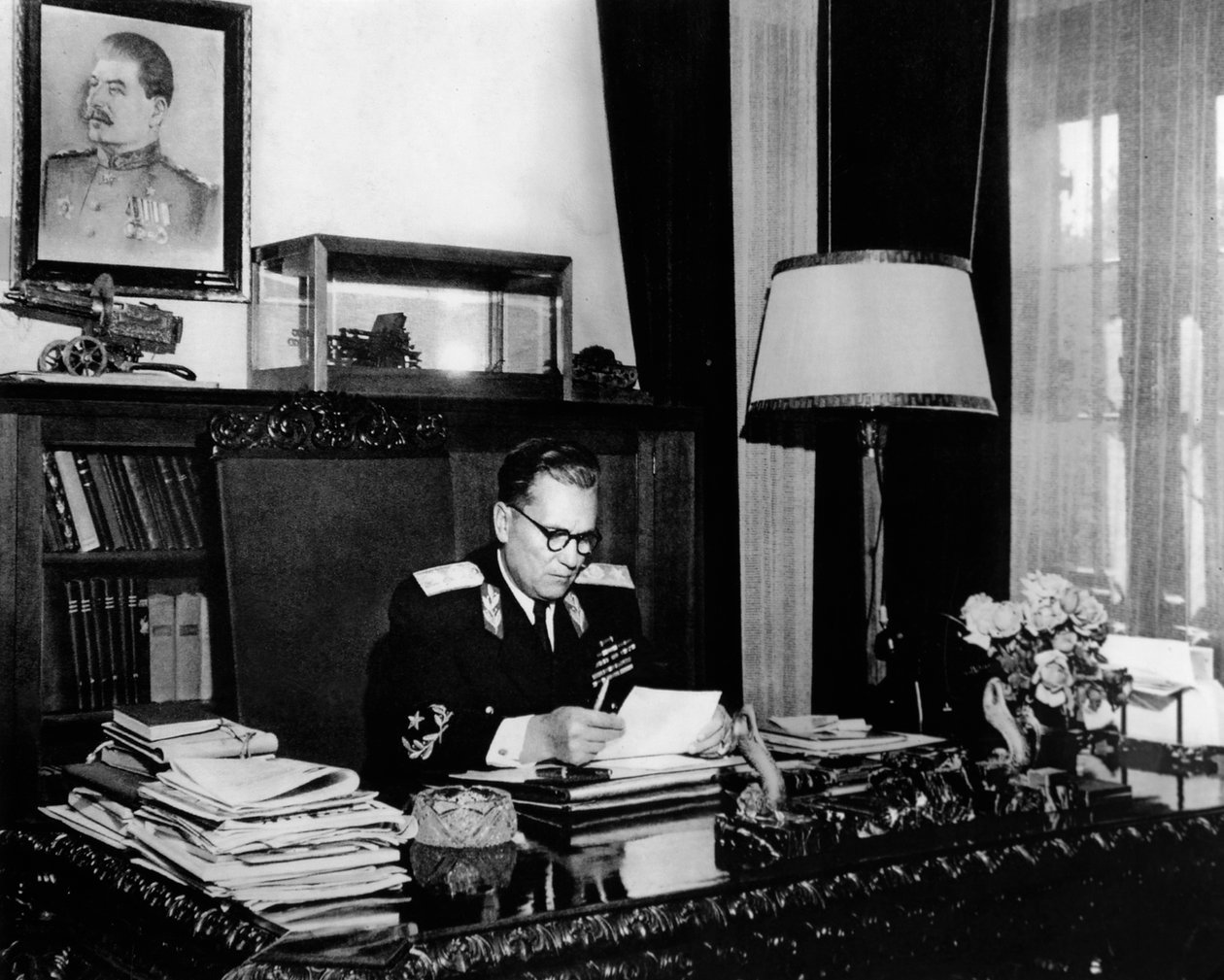 Den jugoslaviske leder marskal Josip Broz Tito på hans kontor, Beograd, Jugoslavien, c1946-c1947. af Unbekannt