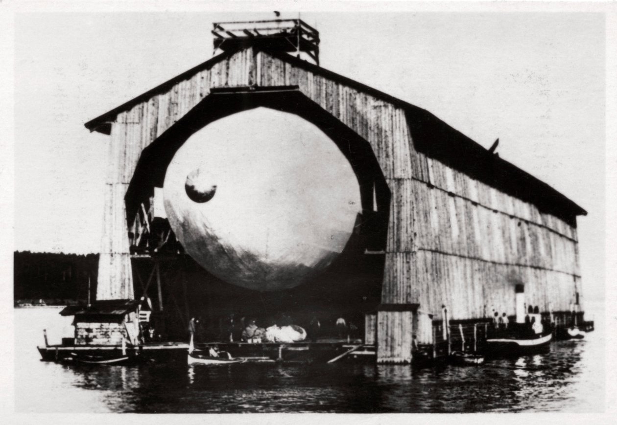 Zeppelin LZ1 i en flydende bøjle i Manzell, Friedrichshafen, Tyskland, 1900, 1933 af Unbekannt