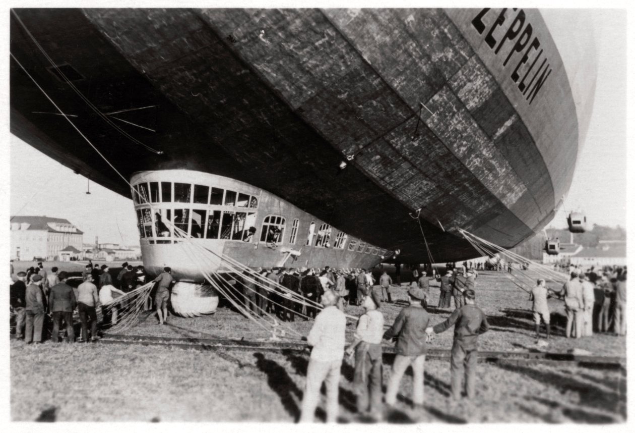 Zeppelin LZ 127 Graf Zeppelin efter landing, 1933 af Unbekannt