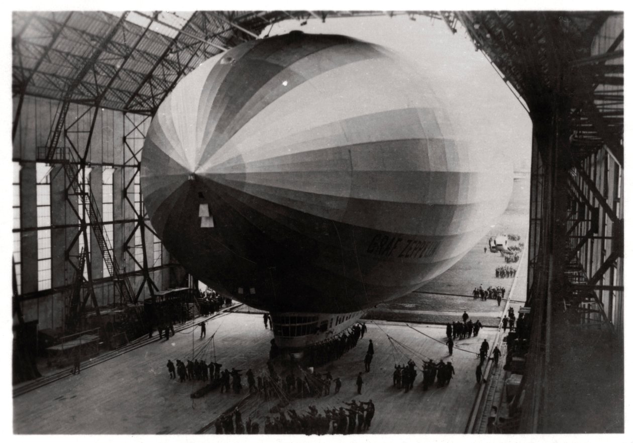 Zeppelin LZ 127 Graf Zeppelin ind i sin hangar, 1933 af Unbekannt