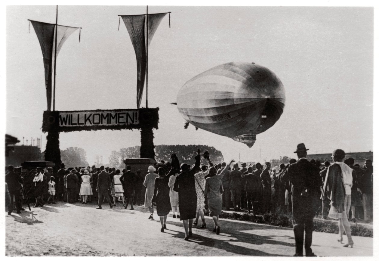Zeppelin LZ 127 Graf Zeppelin lander ved Friedrichshafen, Tyskland, 1933 af Unbekannt