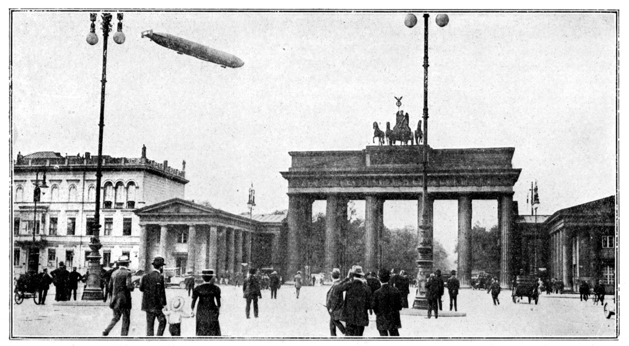 Zeppelin luftskib passerer over Brandenburger Tor, Berlin, Første Verdenskrig, 1914 af Unbekannt