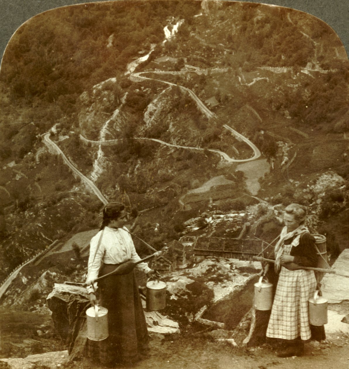 Zigzags af den berømte Grjotlid-vej - bjergmælkepiger langs vejen nær Marok, Norge, c1905. af Unbekannt