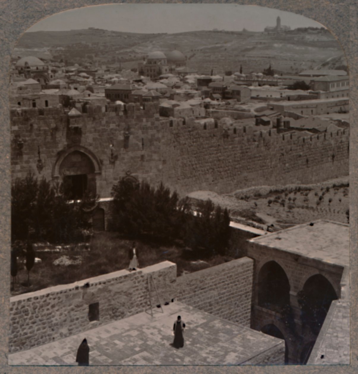 Zion Porten. Oliebjerget og Scopusbjerget i det fjerne, c1900 af Unbekannt