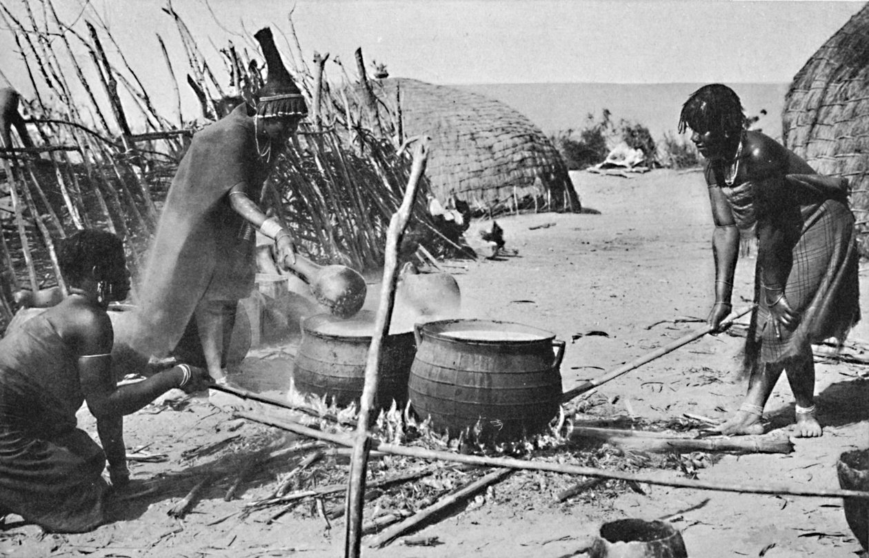 Zulu-koner, der brygger alkoholøl, Natal, 1912 af Unbekannt