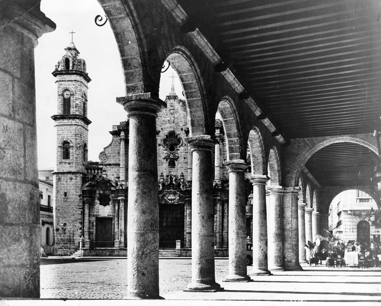 Udsigten over Havanas gamle katedralplads er indrammet af de storslåede buer fra en tilstødende bygning, 1954 af Unbekannt Unbekannt