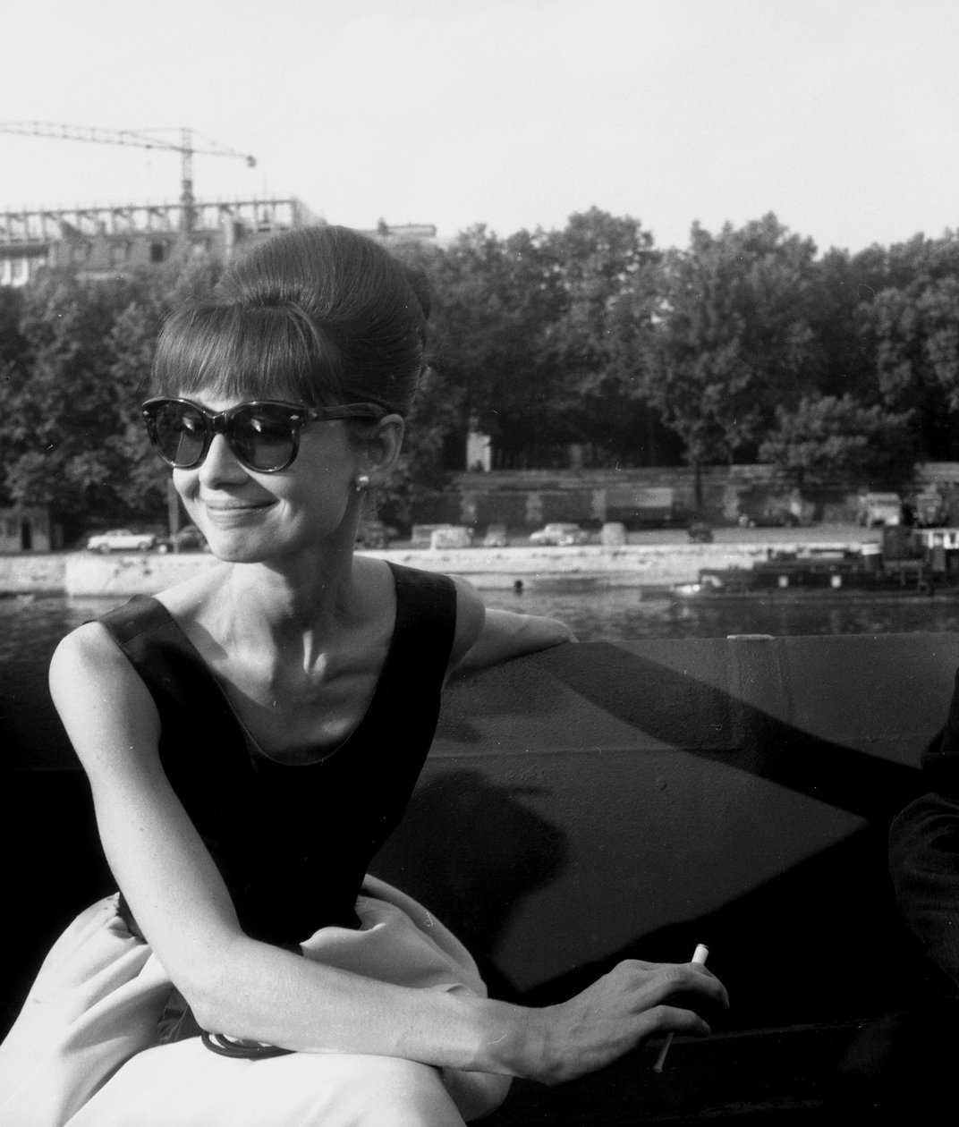 Skuespillerinden Audrey Hepburn på sættefilmen Paris "Paris When It Sizzles" 13. juli 1962 af Unbekannt Unbekannt