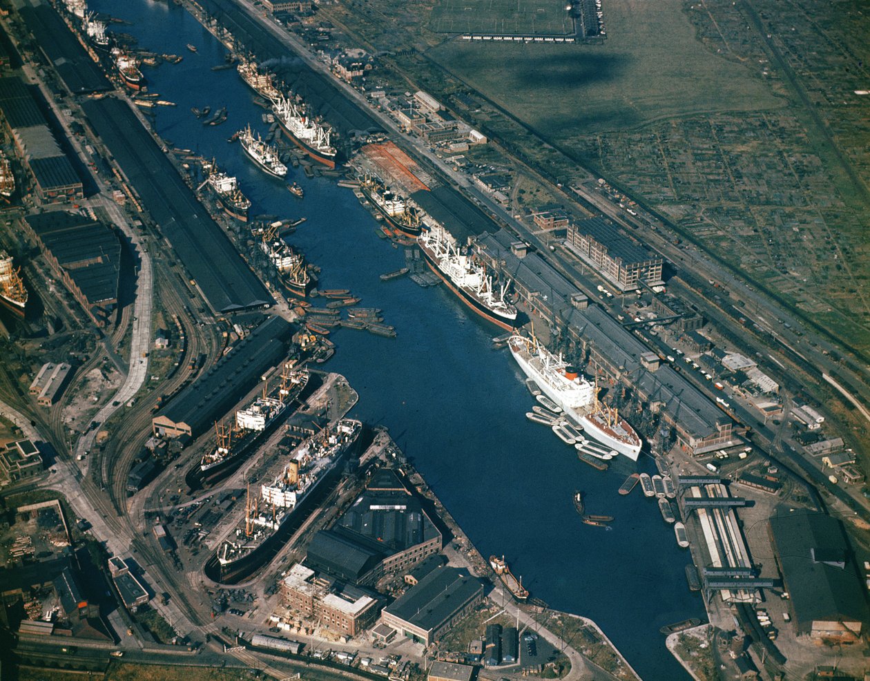 Luftfoto af Royal Albert Docks, åbnet i 1880 af Unbekannt Unbekannt