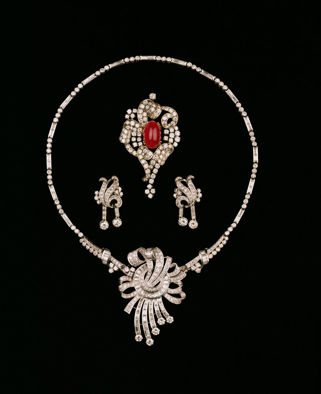 Art Deco diamantsmykker: baguette diamantbrochevedhæng, cabochon rubin og diamantrullebroche, diamantvedhængsøreringe af Unbekannt Unbekannt
