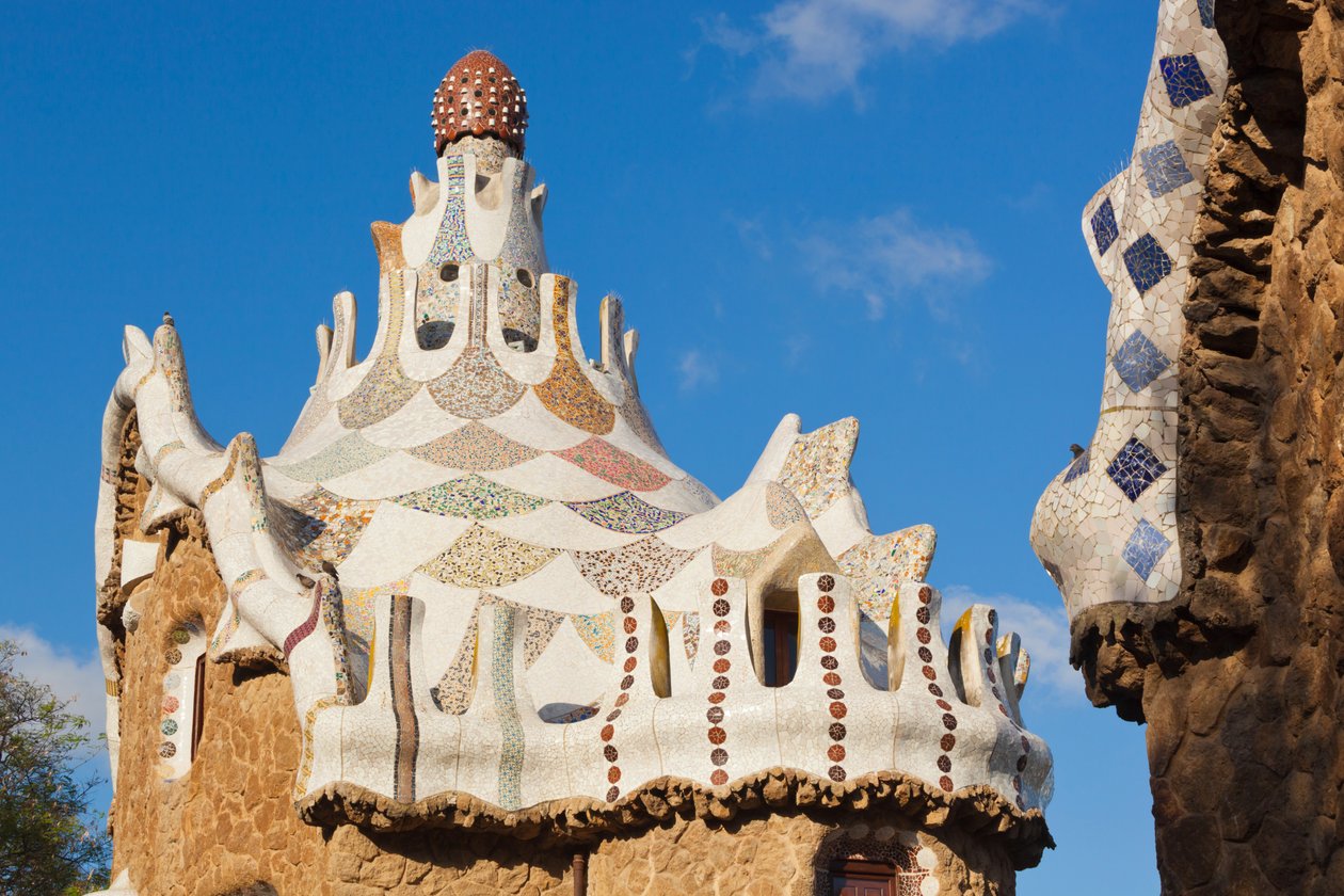 Barcelona, Spanien. Detalje af pavillon ved indgangen til Parc Güell. UNESCOs verdensarvssted. af Unbekannt Unbekannt
