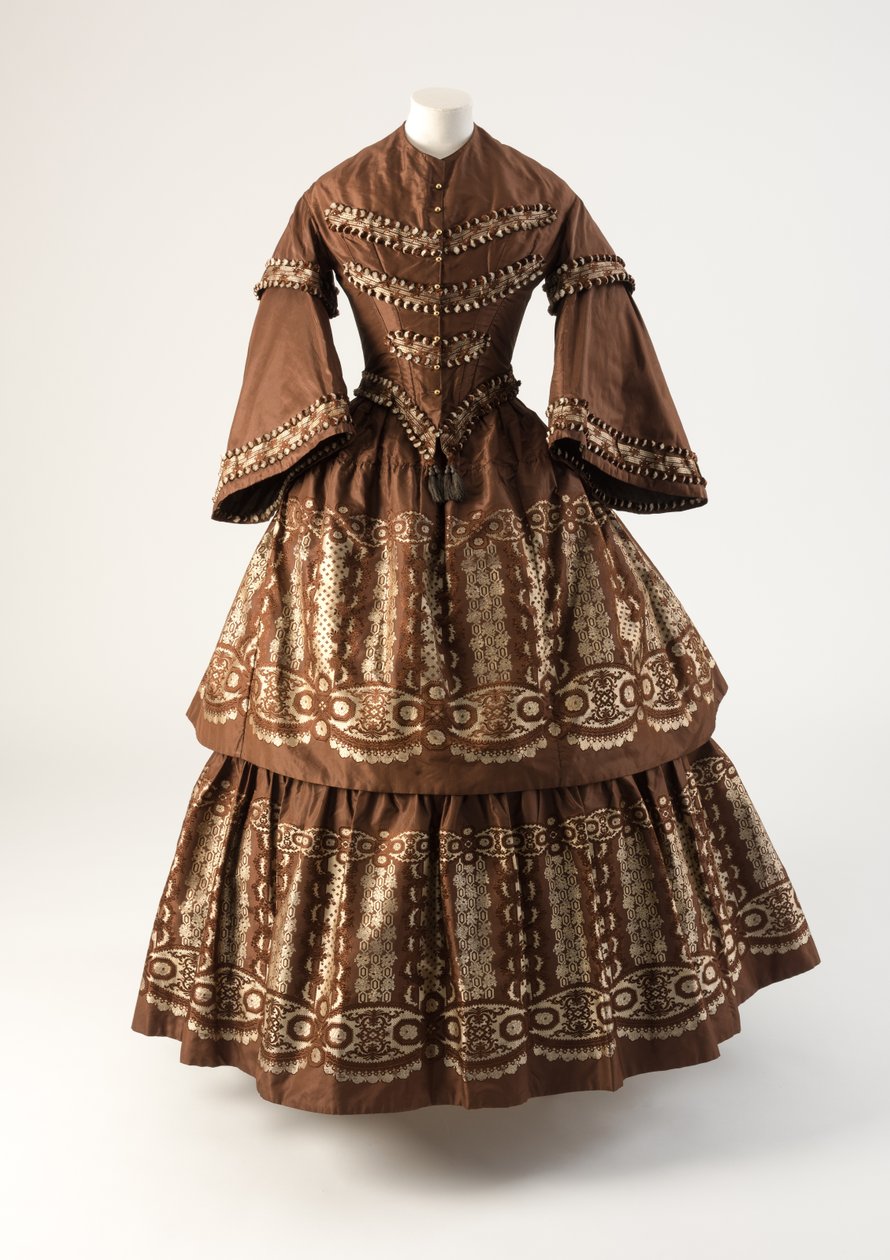 Brun og cremefarvet silkekjole med flæser vævet à disposition, 1850