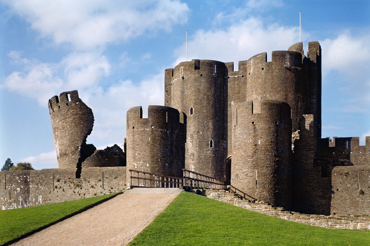 Caerphilly Castle, udvendig udsigt viser broen og det skæve tårn, engelsk skole, (1200-tallet), færdiggjort 1277, Glamorgan, Wales af Unbekannt Unbekannt