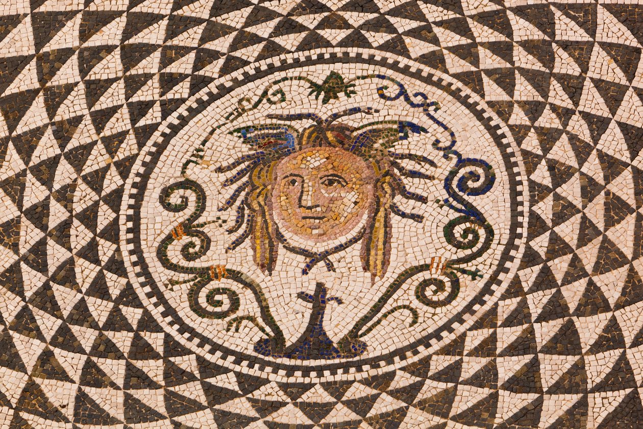 Carmona, Sevilla-provinsen, Spanien. Romersk mosaik af Medusa i rådhuset. af Unbekannt Unbekannt