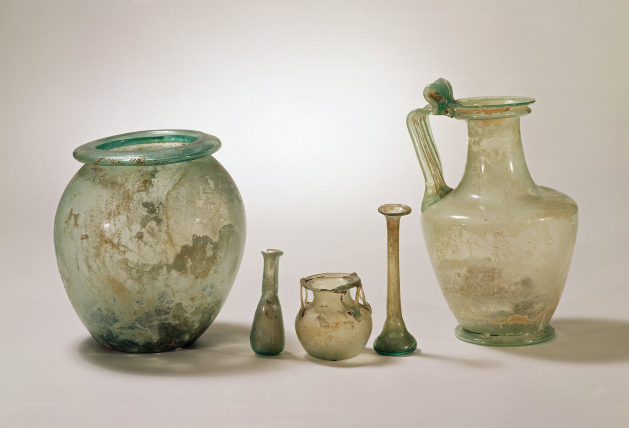Samling af romersk glas: cinerary urne; gravglas og kande, 1.-4. århundrede af Unbekannt Unbekannt