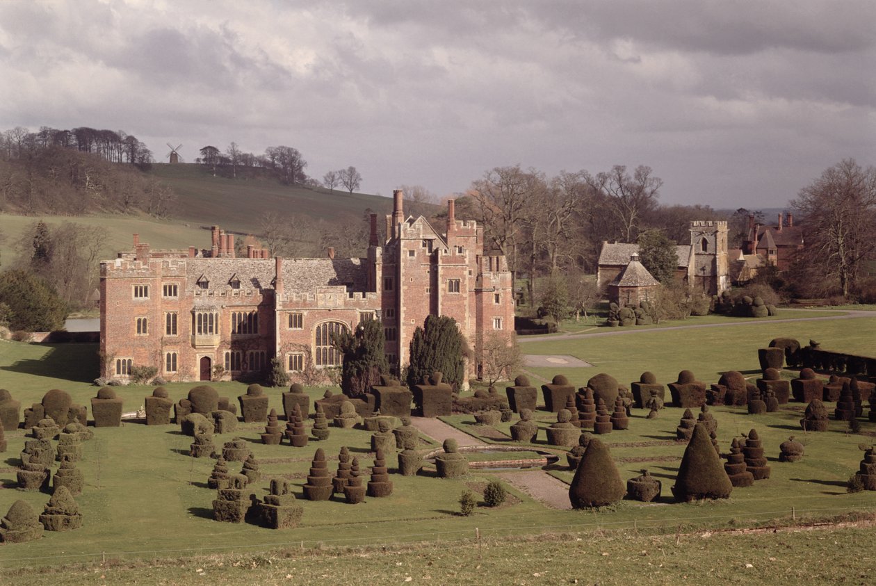 Eksteriør viser topiary garden og kirke bagved, Compton Wynyates, Warwickshire, slutningen af det 15.-begyndelsen af det 16. århundrede af Unbekannt Unbekannt