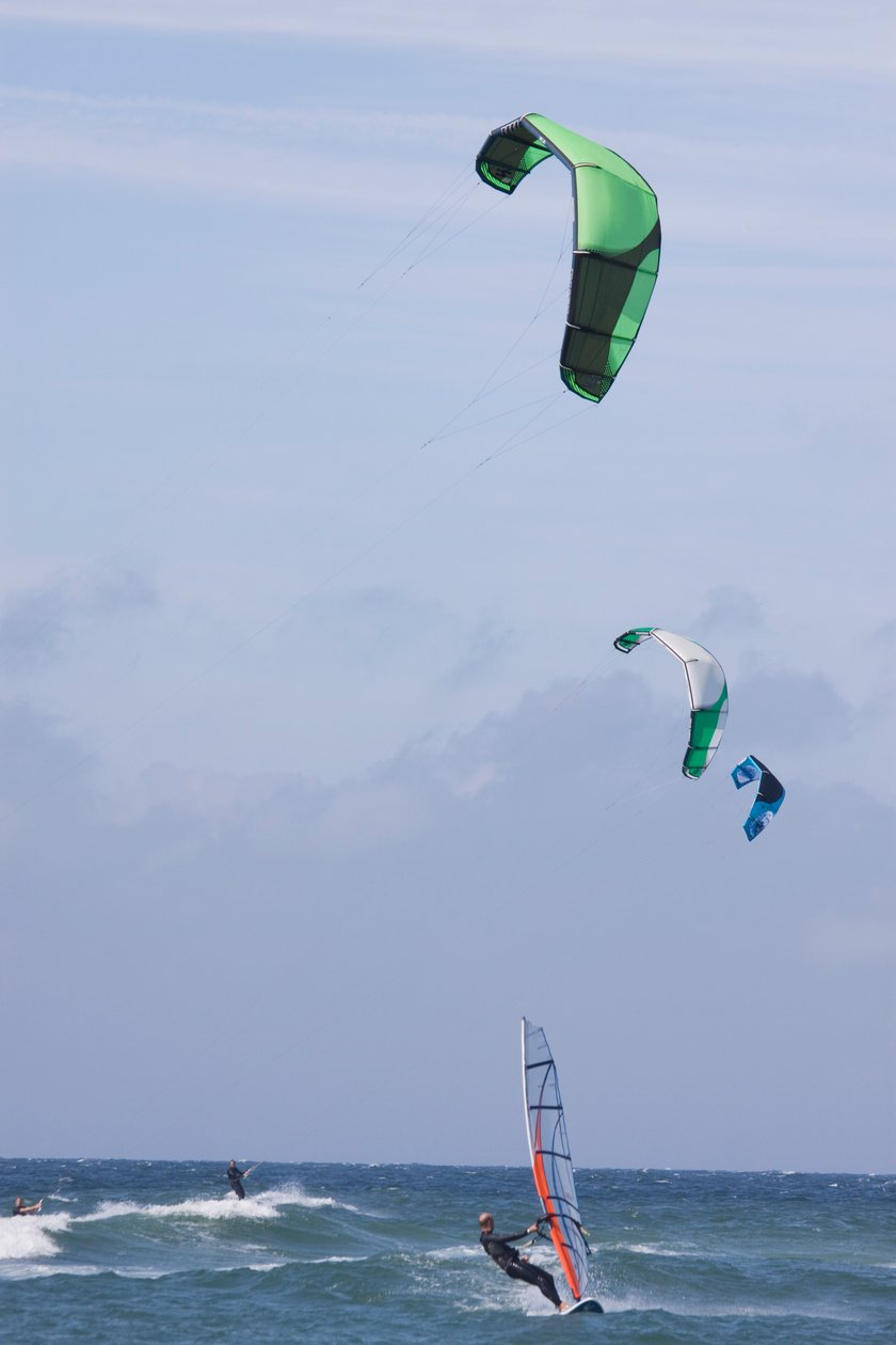 Tyskland, delstaten Slesvig-Holsten, Sild-øen, faldskærmssurfing og windsurfer på bølger i havet af Unbekannt Unbekannt