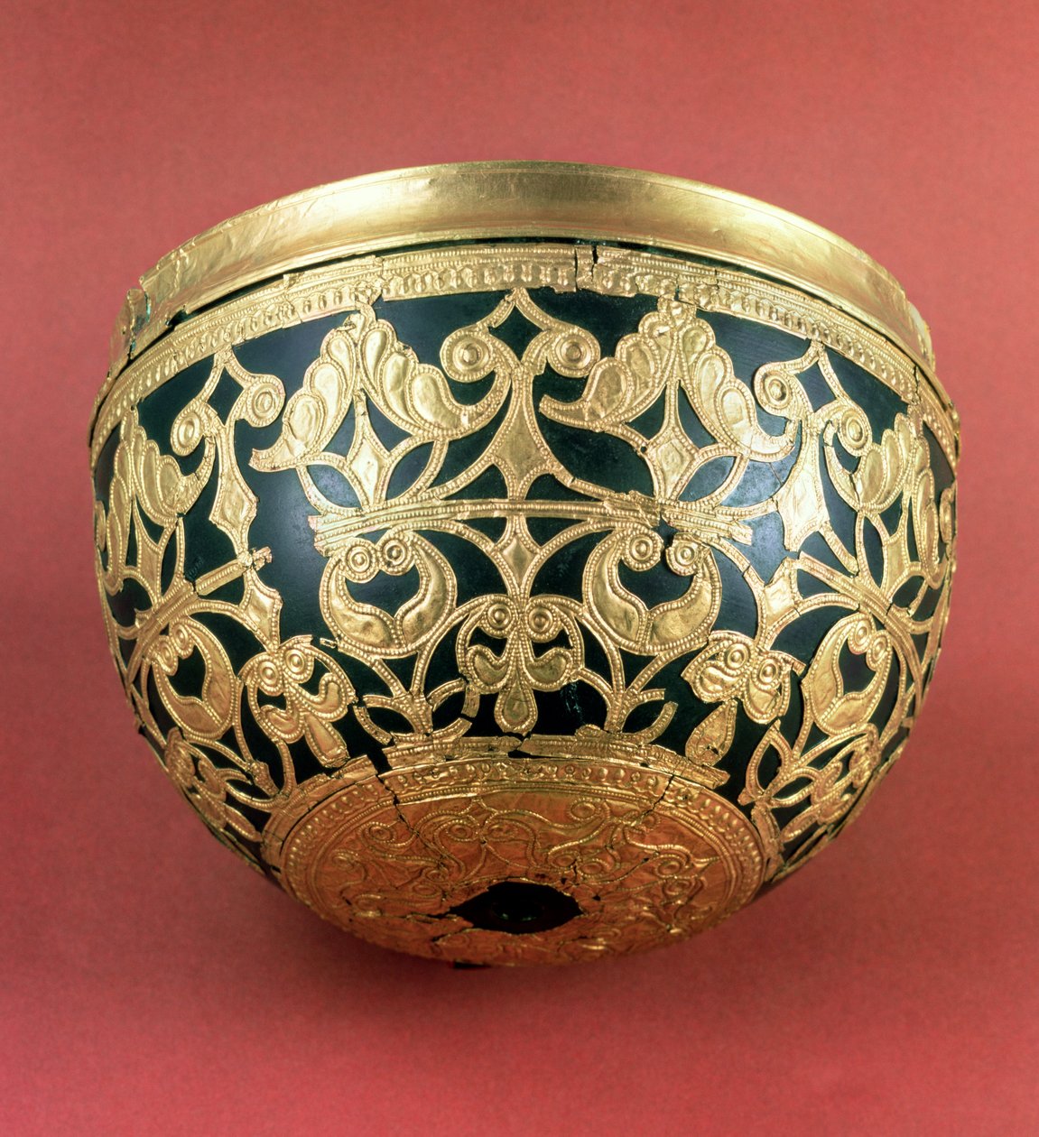 Gennembrudt guld til en lakeret skål fra Schwazenbrach keltisk kunst, 5. århundrede f.Kr af Unbekannt Unbekannt