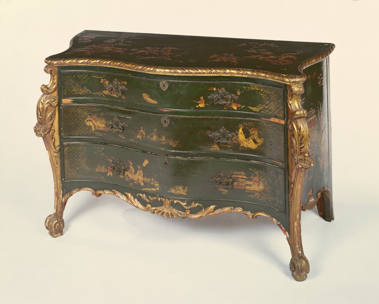 Grønlakeret og pakkeforgyldt serpentinkommode i stil med Thomas Chippendale af Unbekannt Unbekannt