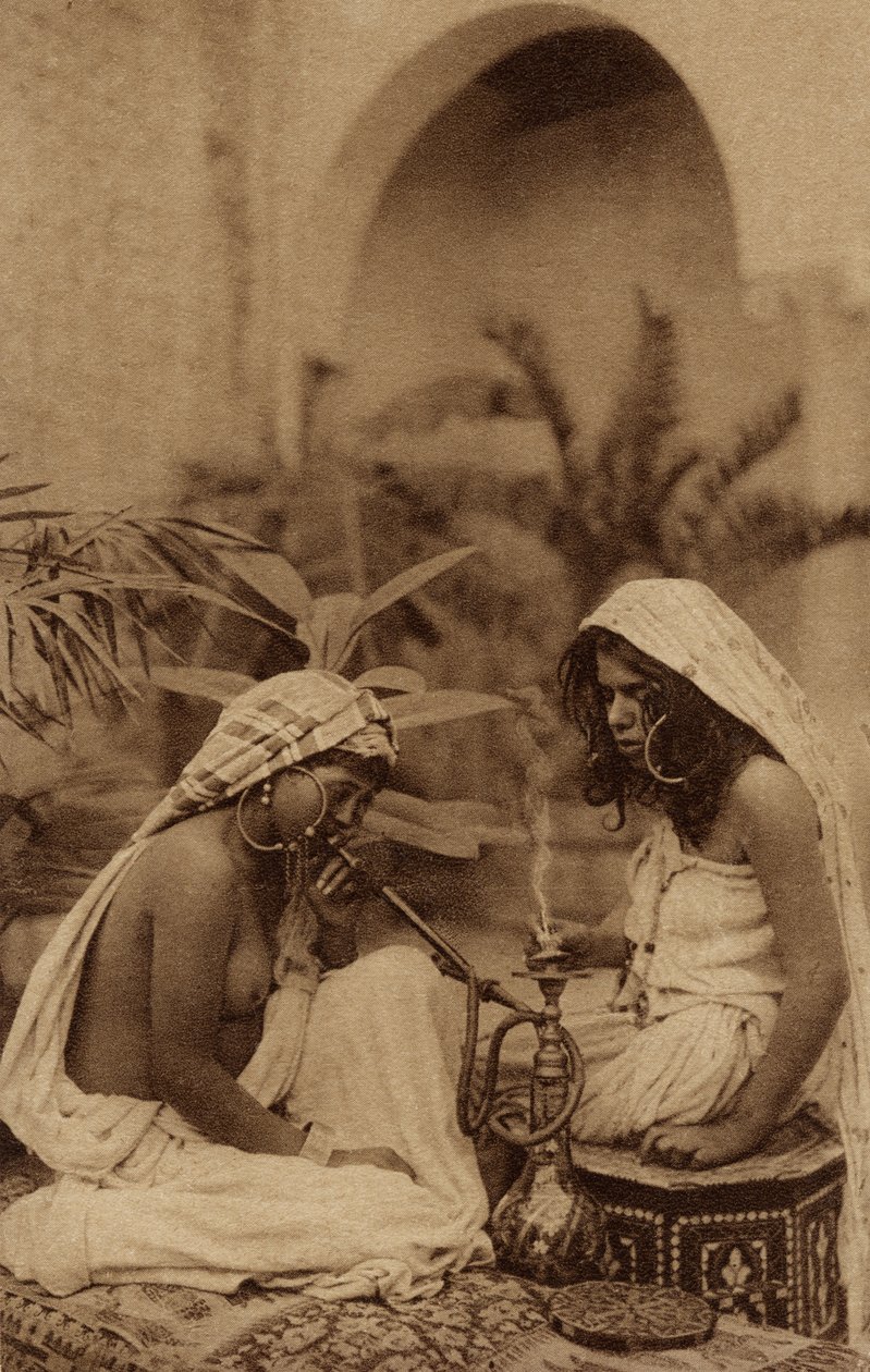 Harem-piger, der ryger vandpibe, fra et postkort fra det tidlige 20. århundrede (sepia-billede) af Unbekannt Unbekannt