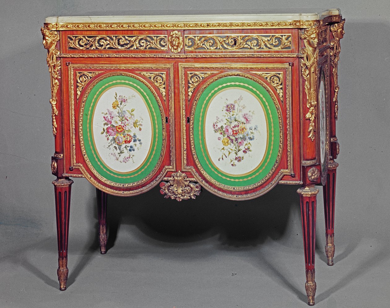 Louis XVI skab, stemplet M.Carlin JME, dekoreret med ormolu og Sevres plaques, ca. 1774 af Unbekannt Unbekannt