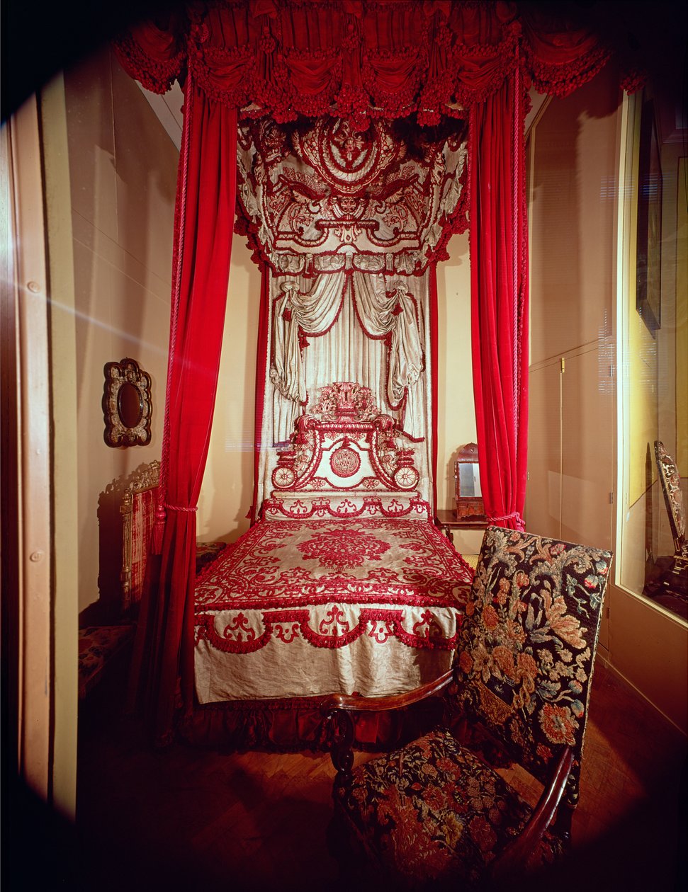 Melville State Bed, ca. 1700 (fyrretræ betrukket med karminrødt Genoa-silkefløjl foret med hvidt kinesisk silkedamask) af Unbekannt Unbekannt
