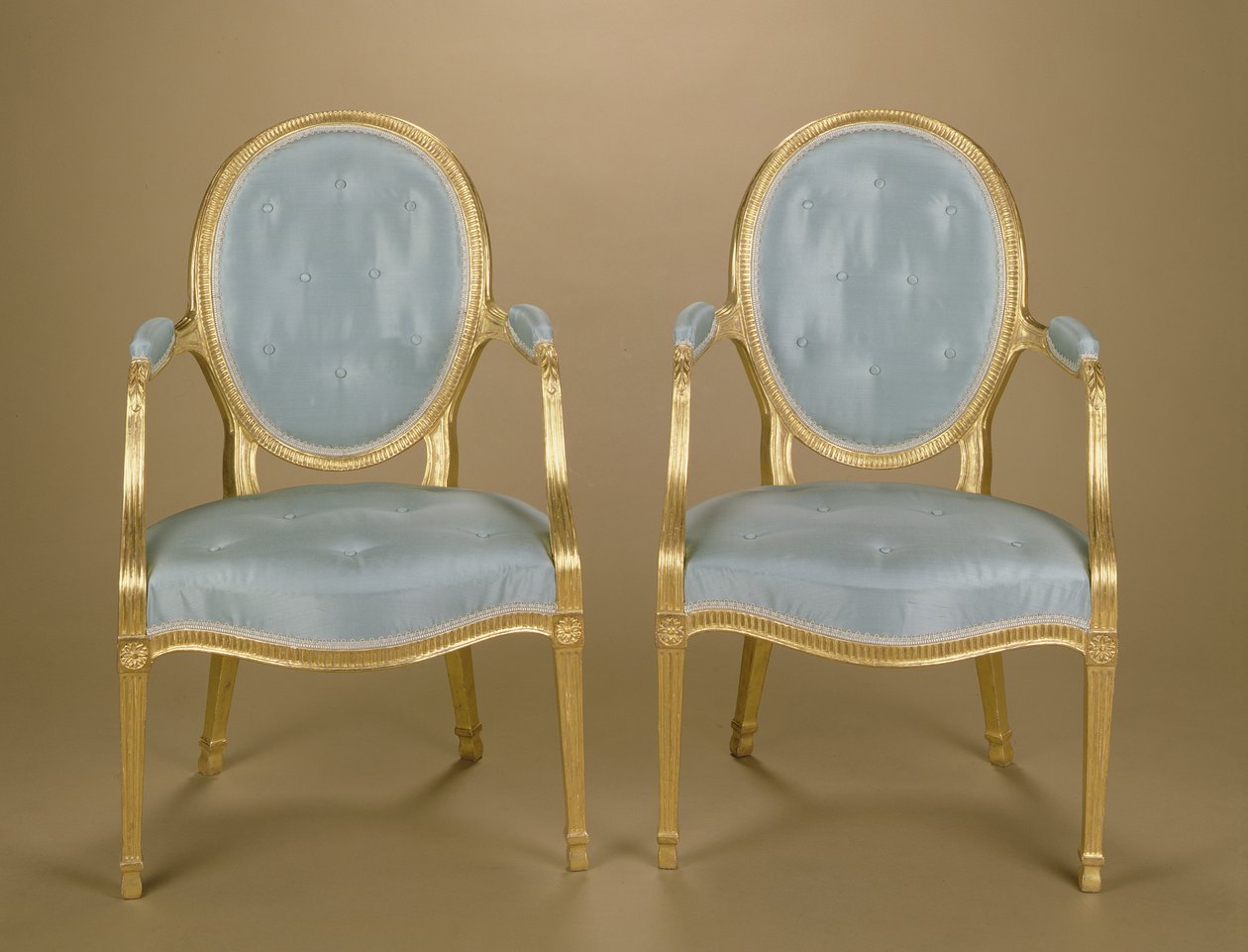 Par Adam ovalryggede forgyldte carver-stole, blåt polstrede, ca. 1780 af Unbekannt Unbekannt