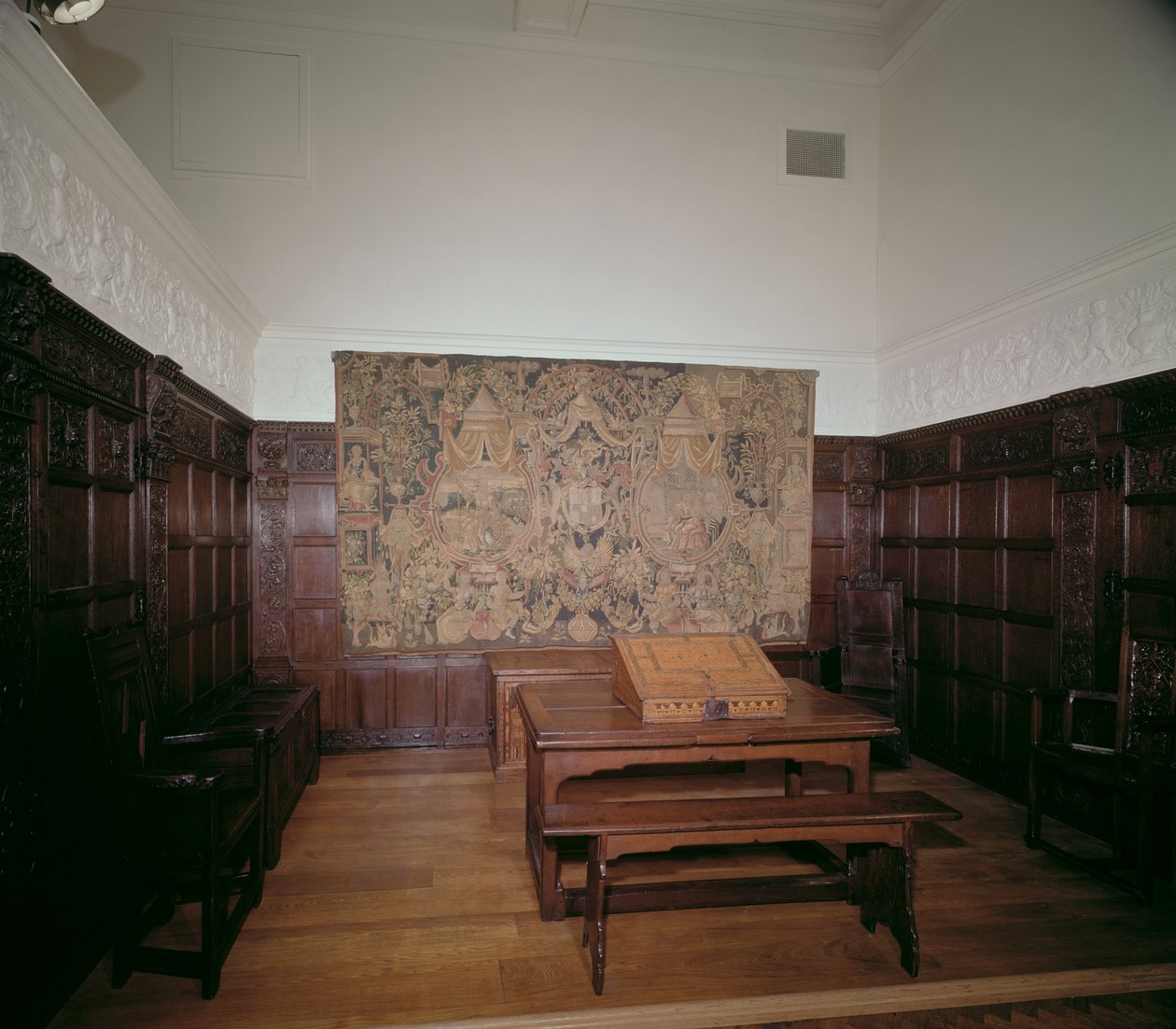 Udstillingsrum med paneler på Victoria and Albert Museum af Unbekannt Unbekannt