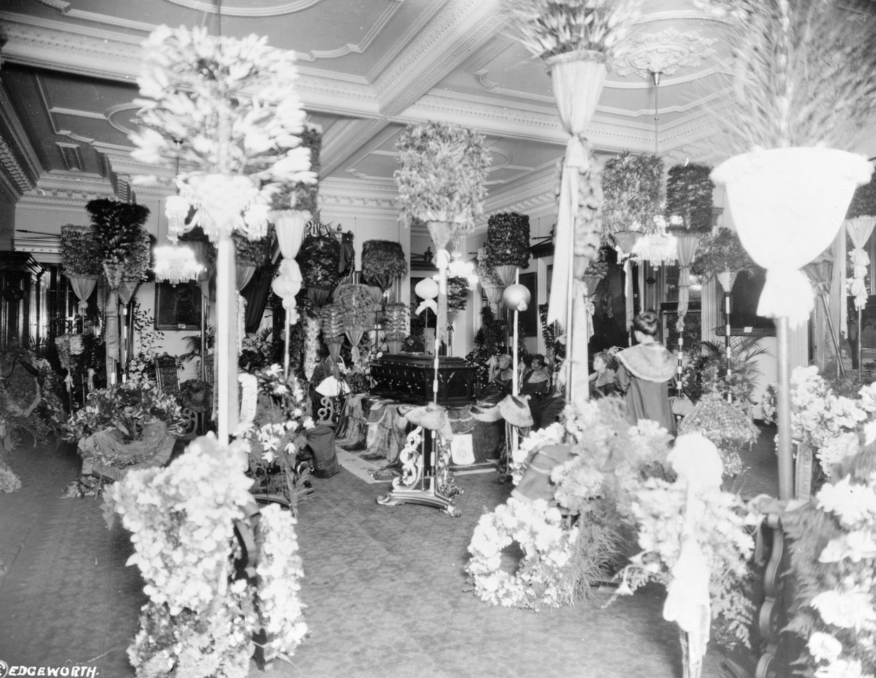 Dronning Liliuokalanis kiste i tronsalen i Iolani Palace, Honolulu, 1917 af Unbekannt Unbekannt